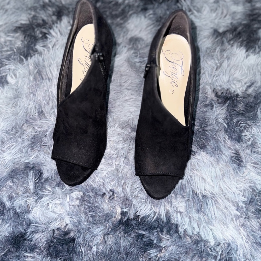 Chic Black Heels by Abrand